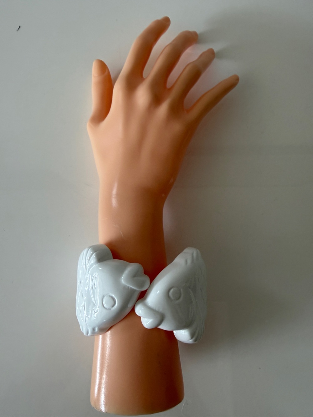 ANGELA CAPUTI Hinged Resin Fish Bracelet Bangle Bracelet - White